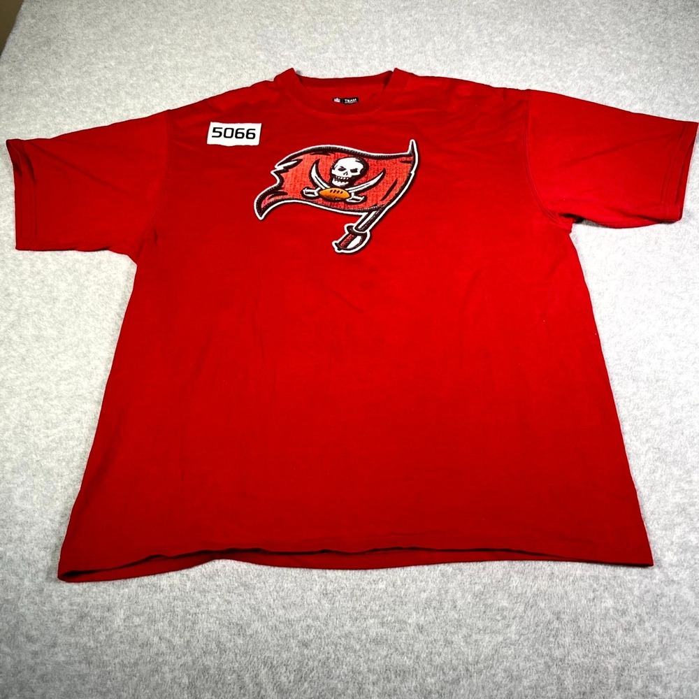 Vintage Tampa Bay Buccaneers T Shirt Mens XL Red Graphic NFL Team Apparel Retro